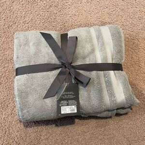 THRESHOLD Performance Gray Bath Towel Set of 2